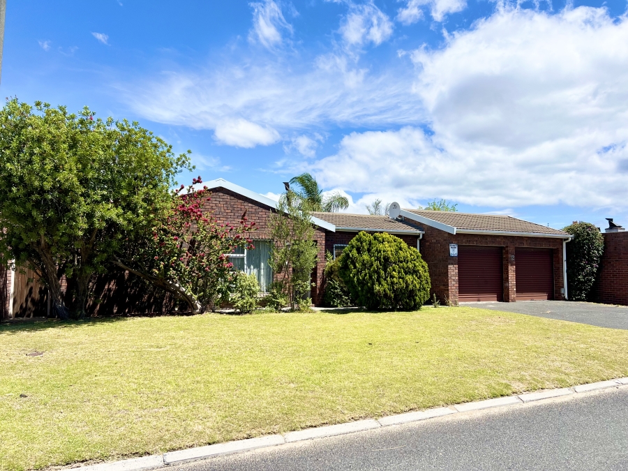 4 Bedroom Property for Sale in Plattekloof Glen Western Cape